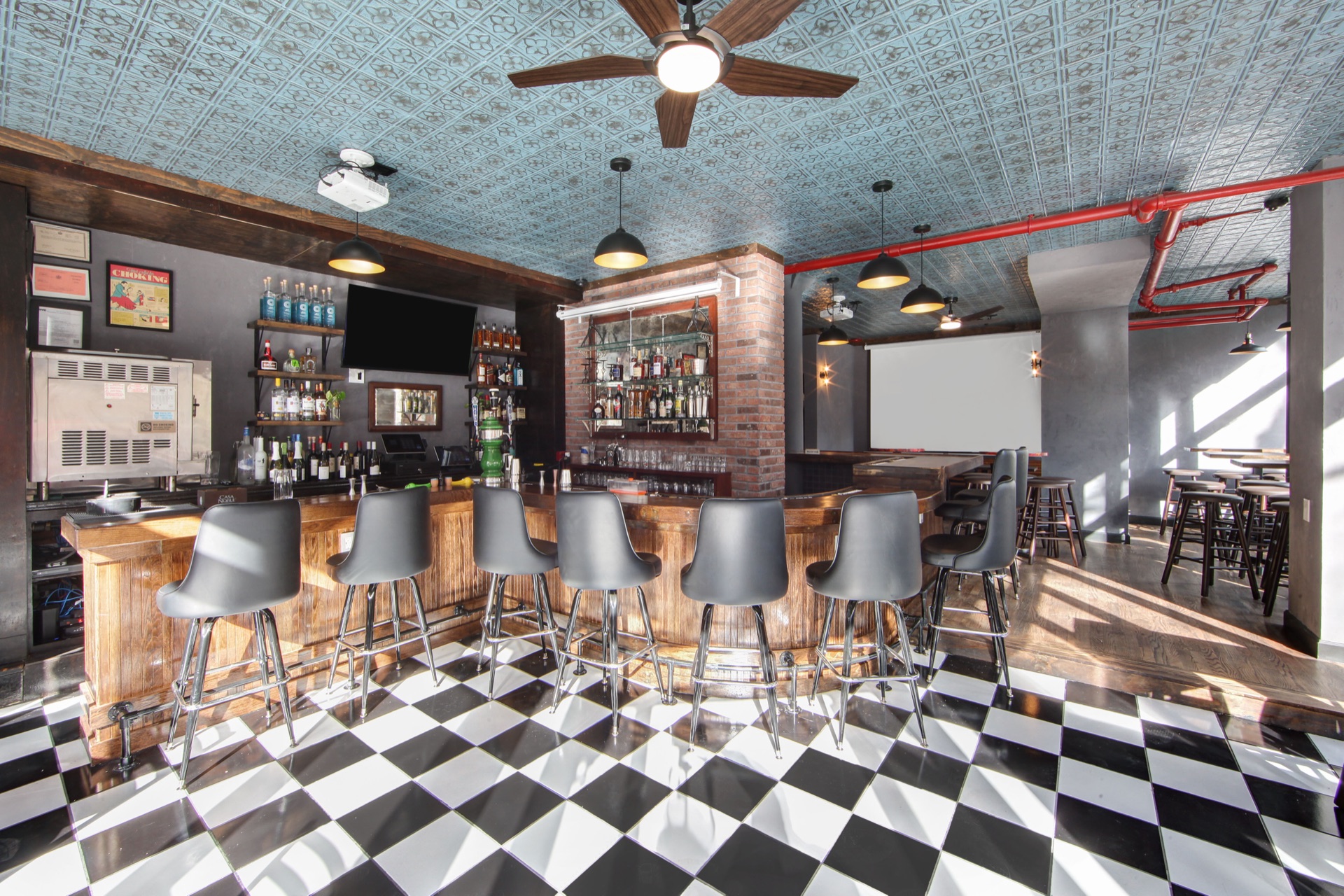 Avenue C Lounge & Cigar Room - room detail