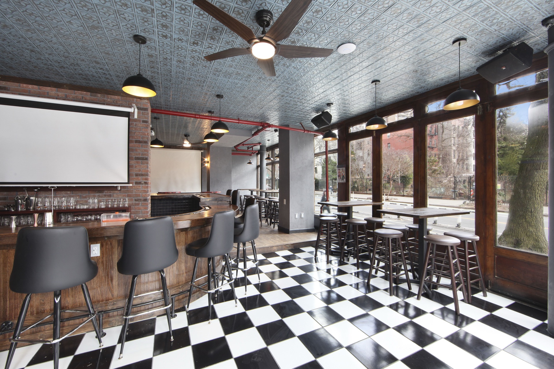Avenue C Lounge & Cigar Room - room detail