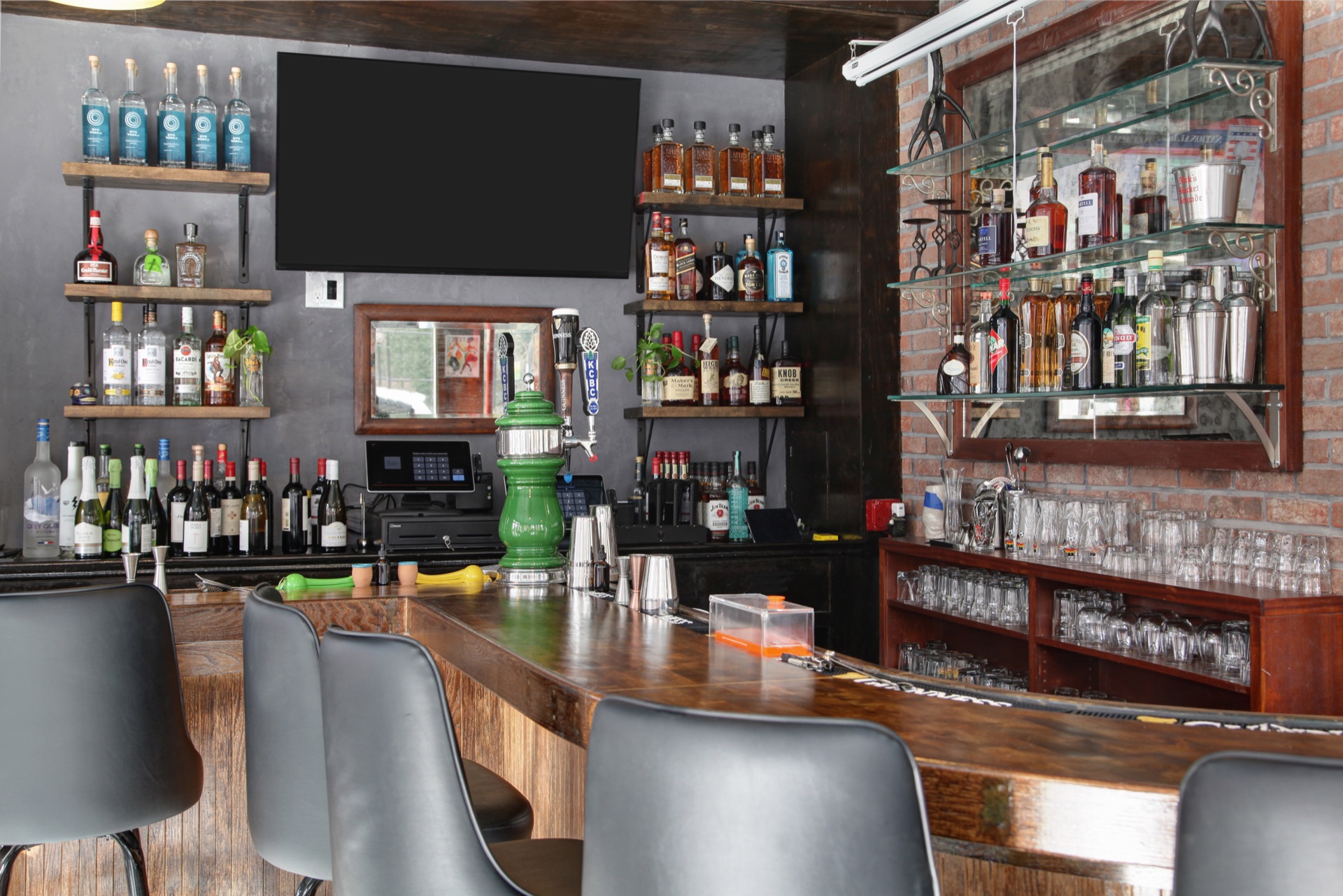Avenue C Lounge & Cigar Room - room detail